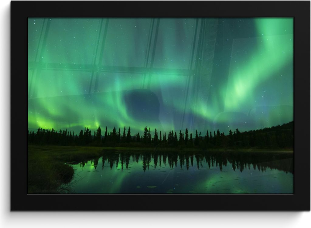 MuchoWow MuchoWow Gerahmtes Poster Nordlicht - Bäume - Wasser - Alaska 30x20 cm - Poster mit zchwarzem Bilderrahmen - Kunstdruck - Bild-Poster