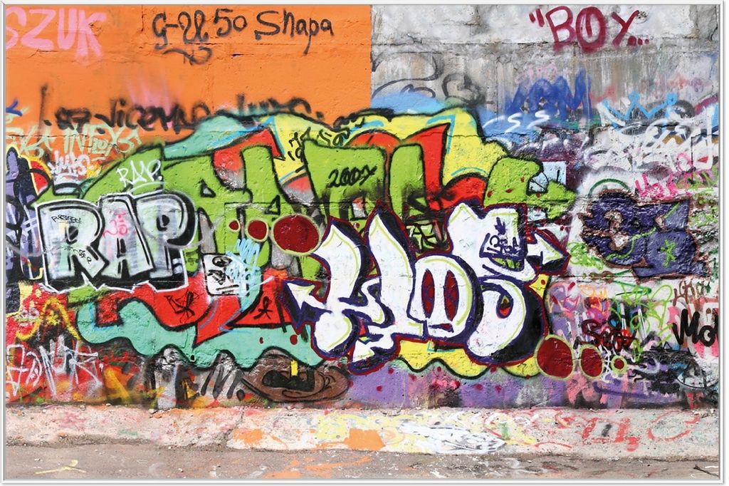 Wallario Wandbild RAP-Graffiti- Wand mit verschiedenen Tags, Größe: 61 x 91,50 cm, Poster mit weißem Aluminiumrahmen
