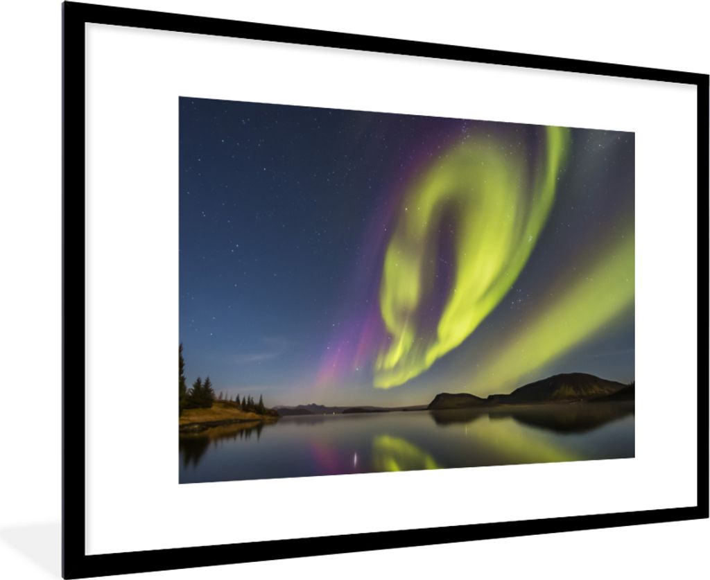 MuchoWow Gerahmtes Poster Nordlichter - Schweden - Lila - Wasser - Grün 90x60 cm - Poster mit Schwarzem Bilderrahmen Wandposter Rahmen Foto Bild...