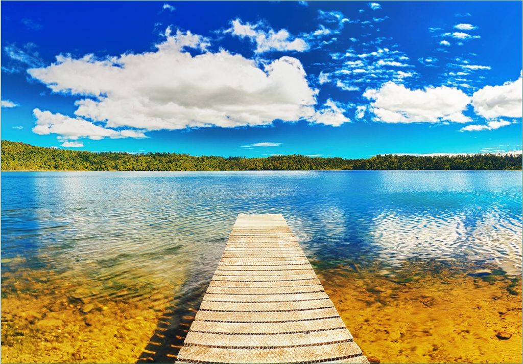 Wallario Fototapete Vliestapete, seidenmatte Oberfläche, einfache Verarbeitung, Größe 300 x 210 cm, Motiv Klarer See mit Steg - Blauer Himmel