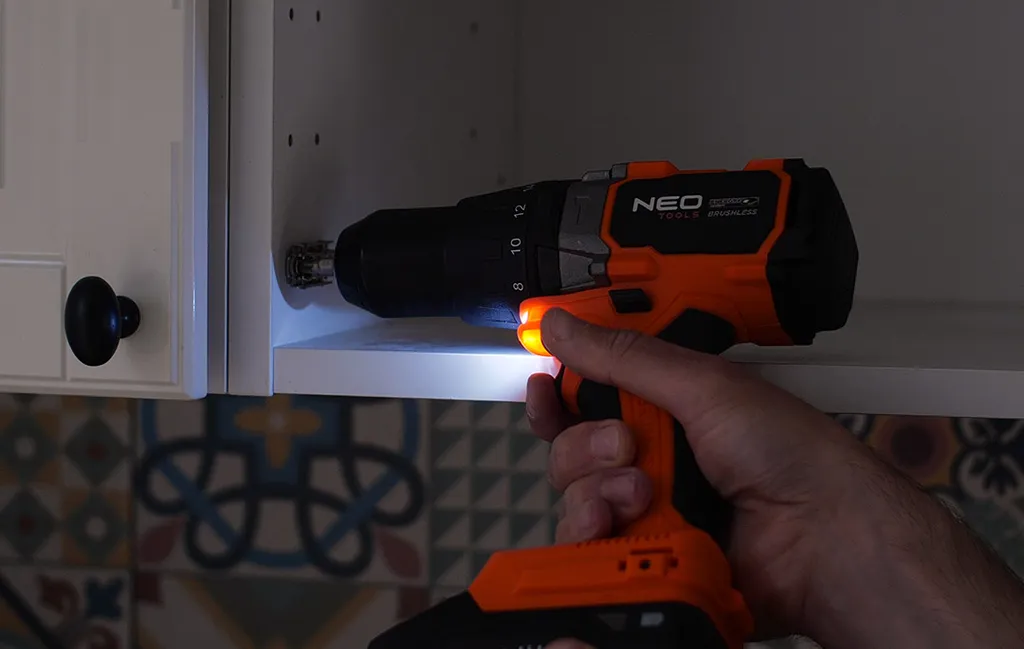 Perceuse-visseuse sans balais 100 Nm NEO TOOLS : finissez vos perçages