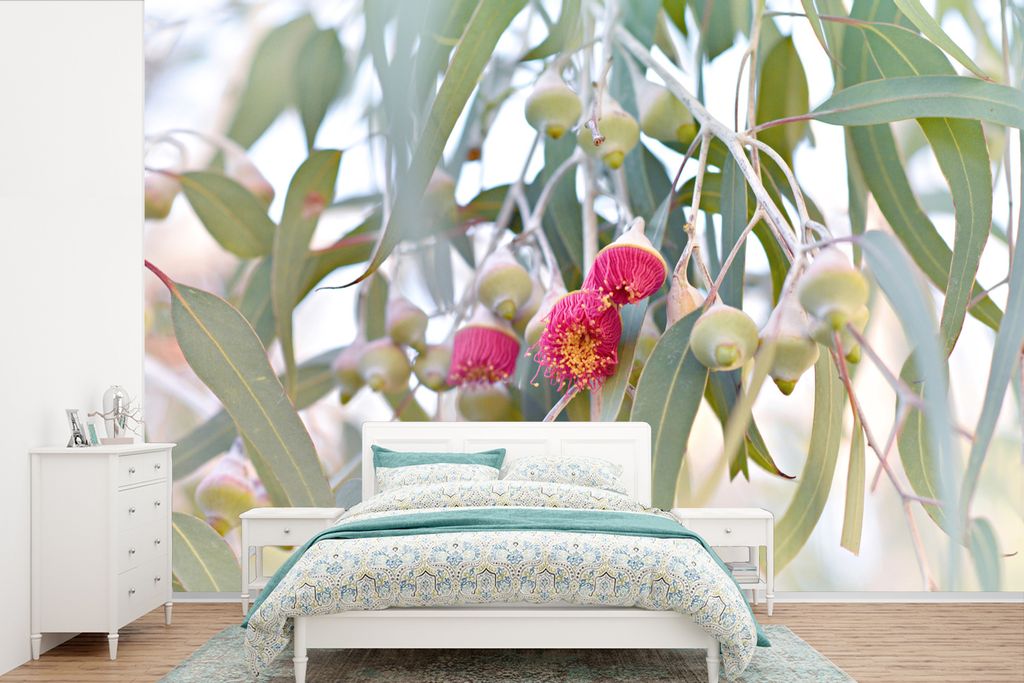 MuchoWow Fototapete für Wohnzimmer oder Schlafzimmer Wandtapete Vinyl Motivtapete Rosa Eukalyptusblüten inmitten der Blätter - 450x300 cm - Ge...