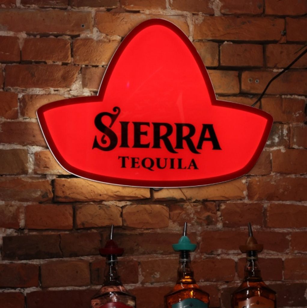 Sierra Tequila Leuchtreklame Sombrero Werbeschild zum Hängen aus Acrylglas mit Wandhalterung inkl. Stromkabel - ca. 56cm x 40cm x 1cm