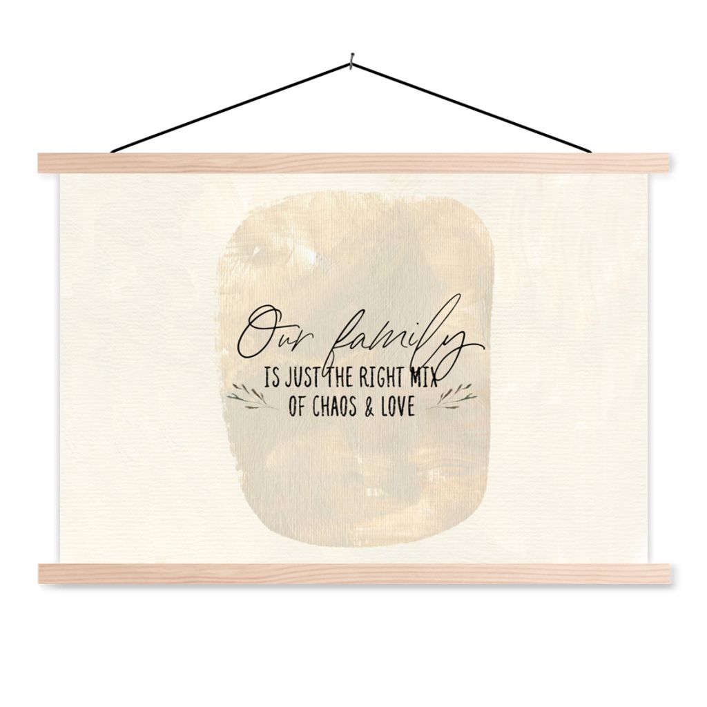 MuchoWow Textilposter Zitate - Familie - Unsere Familie ist genau die richtige Mischung aus Chaos und Liebe - Sprüche 120x80 cm mit holzfarbenen...
