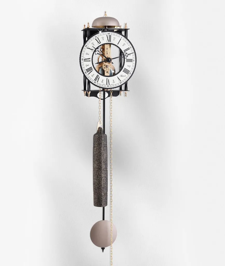 Horloge murale silencieuse et robuste Hermle en fer : lisibilité max