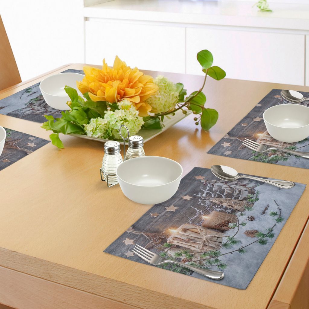 ABAKUHAUS Weihnachten Platzmatten, Kerzen und Laternen auf dem Schnee bedeckten Boden vor dem Haus Art Print, Tiscjdeco aus Farbfesten Stoff für d...
