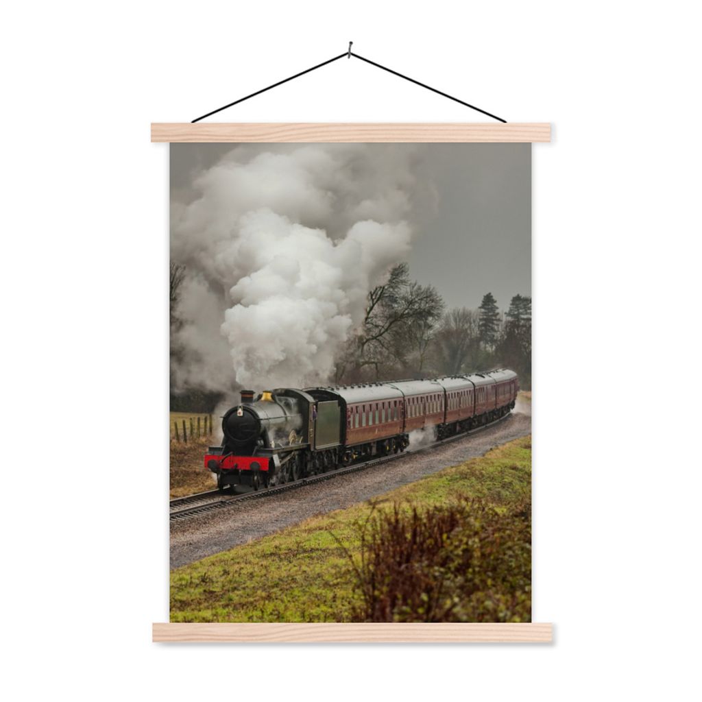 MuchoWow Textilposter Ein Dampfzug bei grauem Himmel 60x80 cm mit holzfarbenen Rahmen - Wandbild