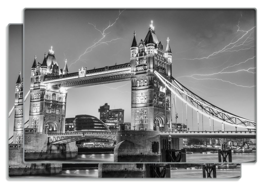 Wallario Frühstücksbrettchen 2er Set aus Glas, je 20 x 30 cm, mit rutschfesten Füßen, Motiv Tower Bridge bei Gewitter in schwarz-weiß
