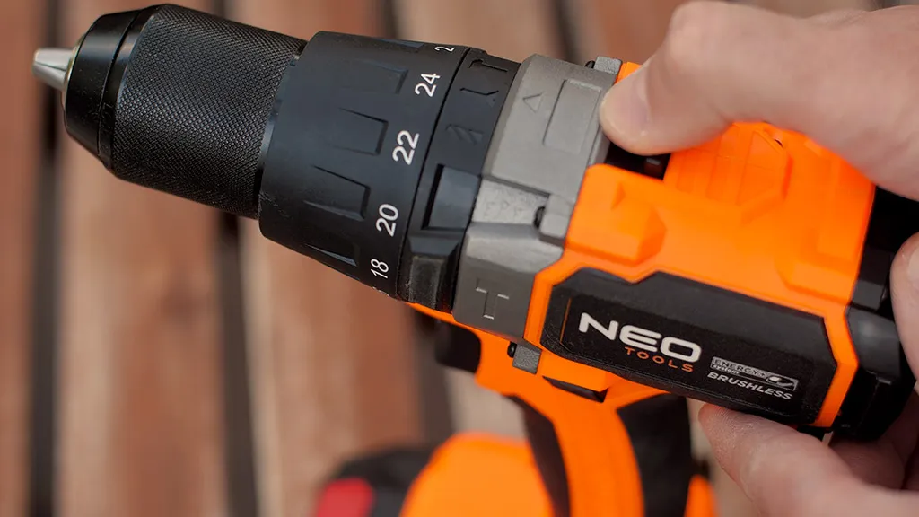 Perceuse-visseuse sans balais 100 Nm NEO TOOLS : finissez vos perçages