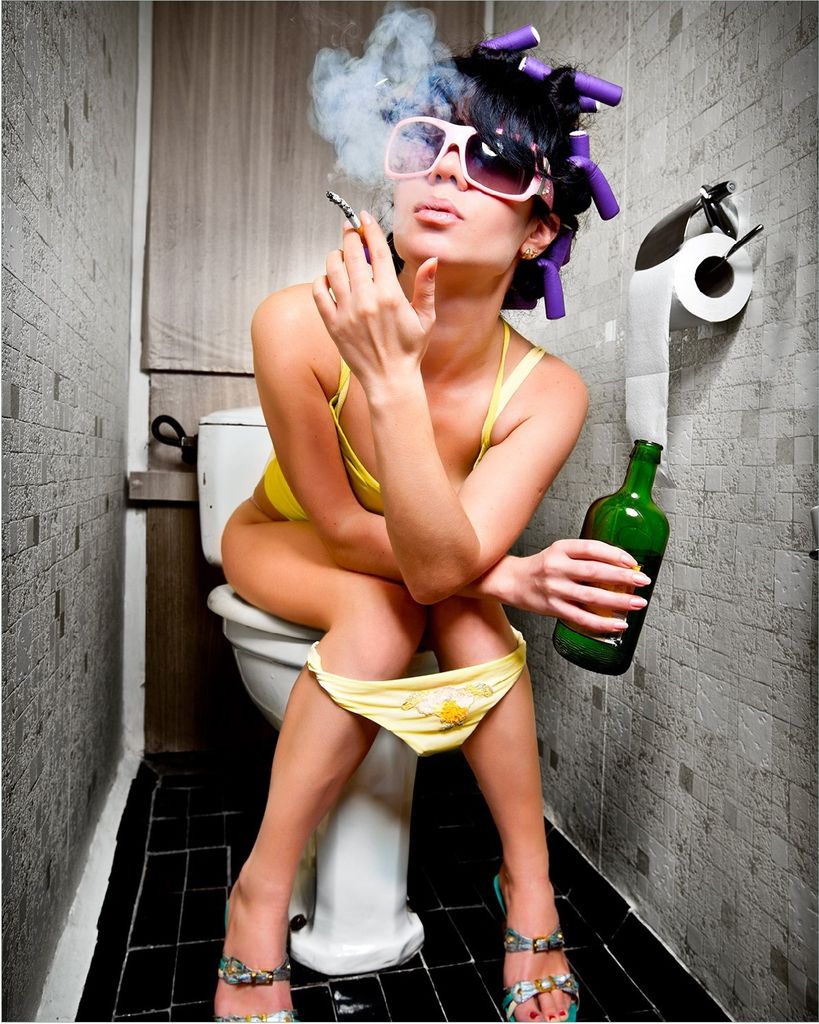 Wallario Poster - Kloparty - Sexy Frau auf Toilette Zigarette & Schnapsflasche - farbig, Kunstdruck Größe: 40 x 50 cm