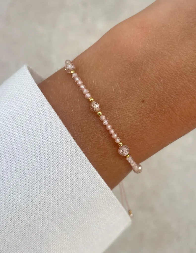 Bracelet délicat en soie champagne pour mariage ou soirée chic