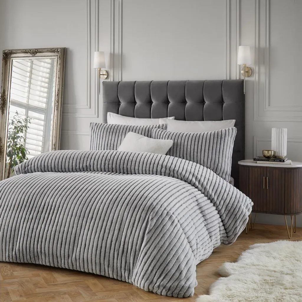 Parure de Lit en Fausse Fourrure à Rayures Grises pour Lit King Paoletti