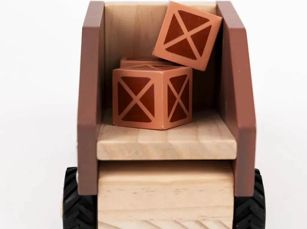 Petit camion en bois naturel Egmont Toys aux finitions artisanales - 6