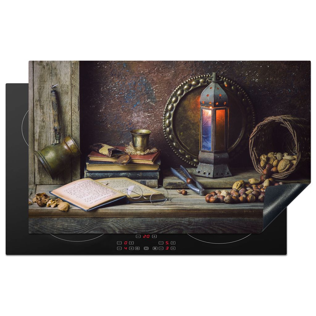KitchenYeah Herdabdeckplatte Buch - Stilleben - Walnuss - Laterne - Vintage , 83x51cm, Küche Deko, Glaskeramikkochfeld Herdabdeckung, Abdeckplat...