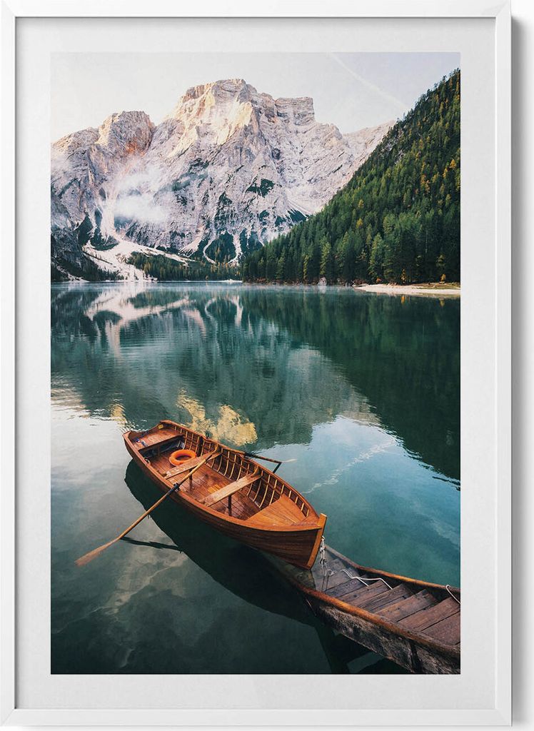 Landschaft mit einem Boot auf einem See in den Bergen– Wandbild mit Rahmen – Gerahmtes Bild – Wanddekoration – 70x100 cm – Weiß Rahmen