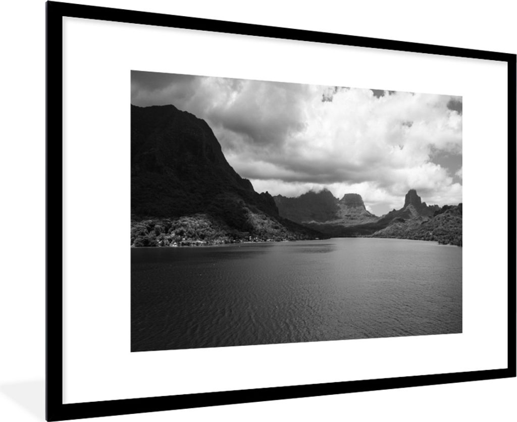 MuchoWow MuchoWow Gerahmtes Poster Berglandschaft von Mo'orea in Schwarz-Weiß 90x60 cm - Poster mit zchwarzem Bilderrahmen - Wanddekoration - ...