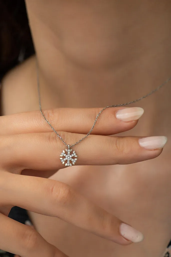 Cadeau idéal : collier flocon de neige en argent 925 et pierres claires