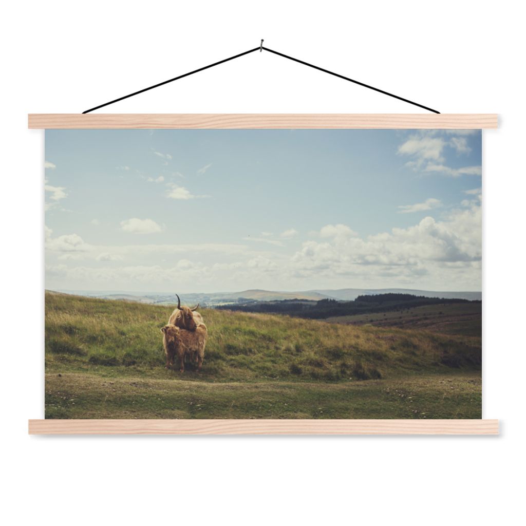 MuchoWow Textilposter Schottische Highlander - Gras - Wolken - Tiere 60x40 cm mit holzfarbenen Rahmen - Bilder