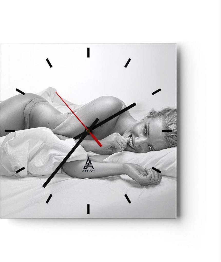 Wanduhr - Quadrat - Glasuhr - Weiblich mode modell posieren - 30x30cm - Schleichendes Uhrwerk - Lautlos - zum Aufhängen bereit - Dekoration Modern...