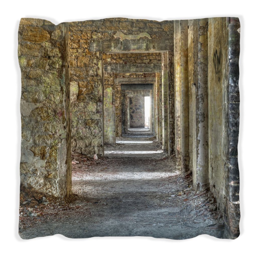 Wallario Premium Kissen, weiche Oberfläche, mit Motiv Weg durch eine verlassene Ruine, Größe: 60 x 60 cm, mit weißer Rückseite
