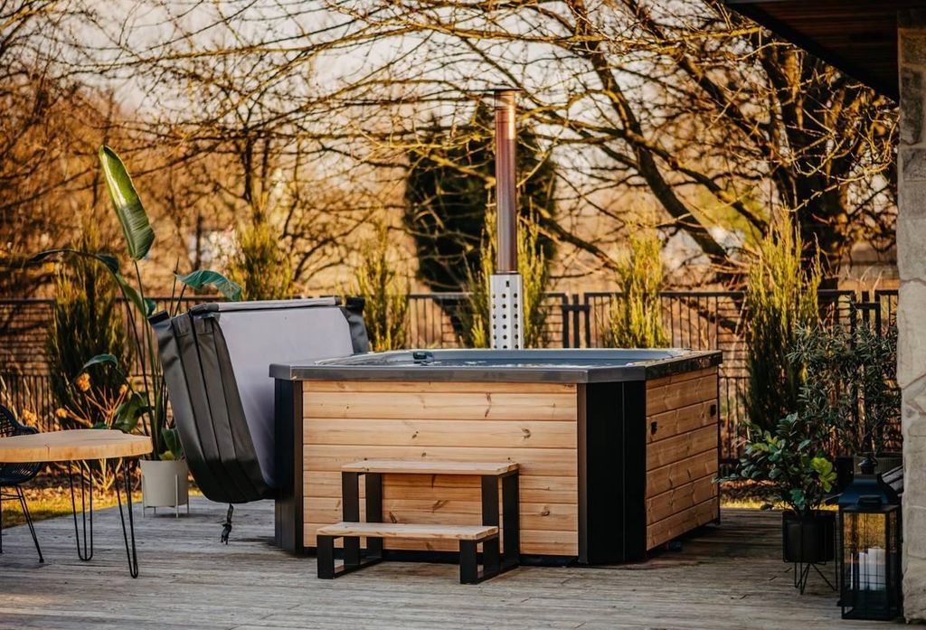 GardenAndPoolsCom Bade Fass Hot Tub Badetonne Badezuber SPA Jacuzzi Whirlpool SKAWI Hybrid 8 Personen 1,94x 2 m 24 Düsen