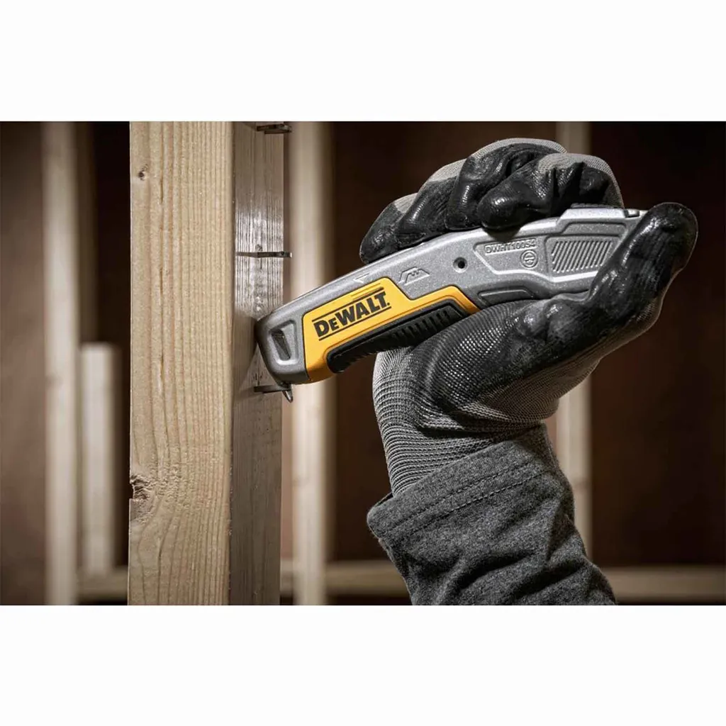 Cutter universel rétractable DEWALT pour découpe précise de matériaux - 5