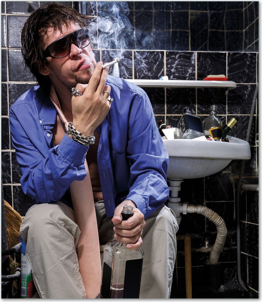 Wallario Herdabdeckplatte aus Glas, Größe 52 x 60 cm 1-teilig, Motiv Kloparty - Sexy Mann auf Toilette mit Zigarette