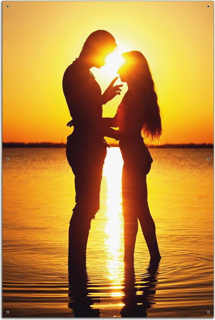 Wallario Outdoor-Poster für Garten oder Balkon, Motiv Liebespaar im Sonnenschein, in ca. 61 x 91,50 cm