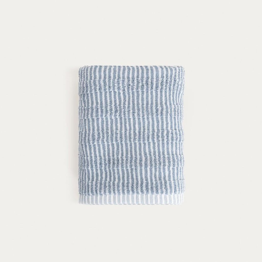 HOMLA TIRAS blau gestreiftes Handtuch 50x90 cm