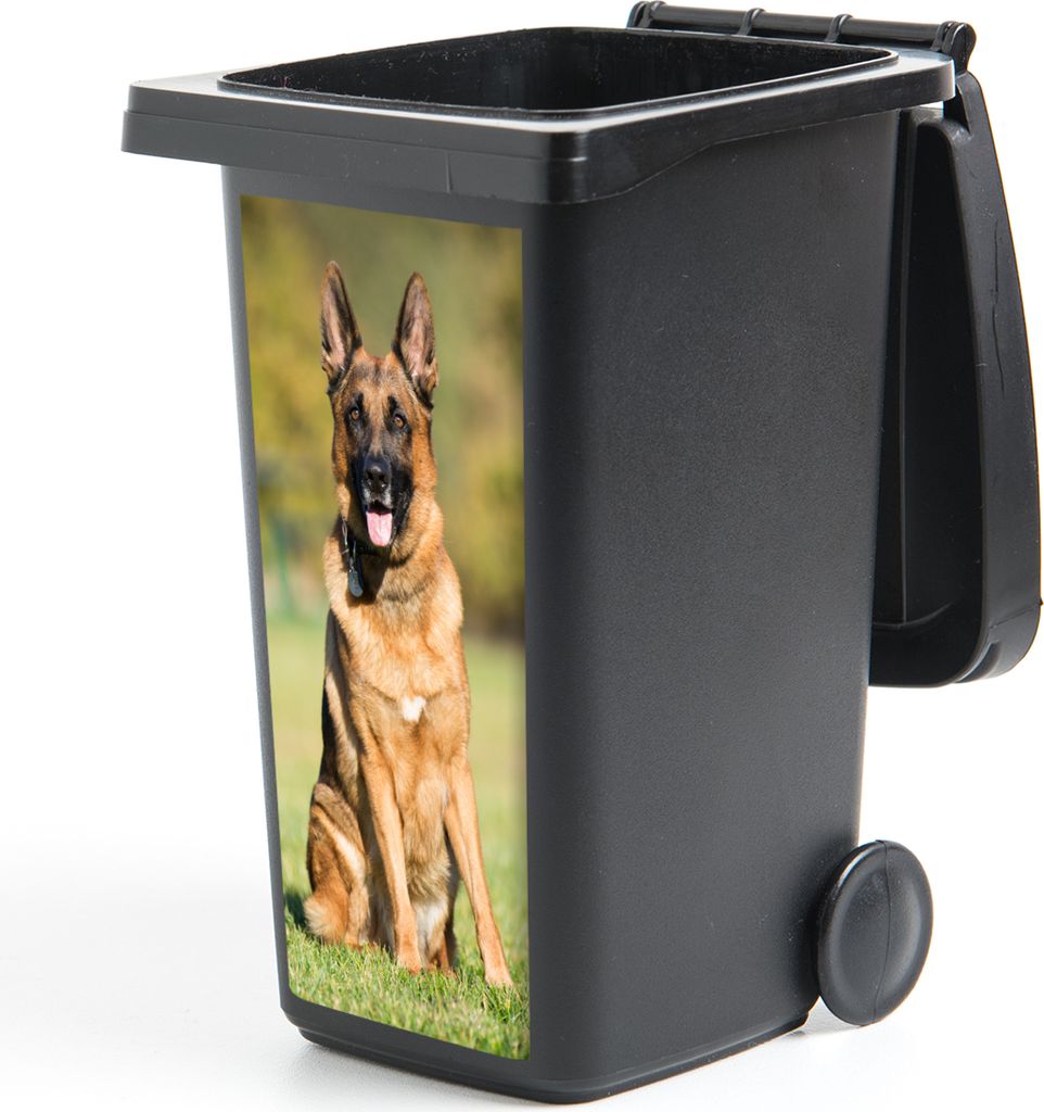 MuchoWow Mülltonnenaufkleber Deutscher Schäferhund in der Sonne sitzend 38x80 cm - Behälteraufkleber - Mülleimer-Aufkleber - Container-Aufkleber