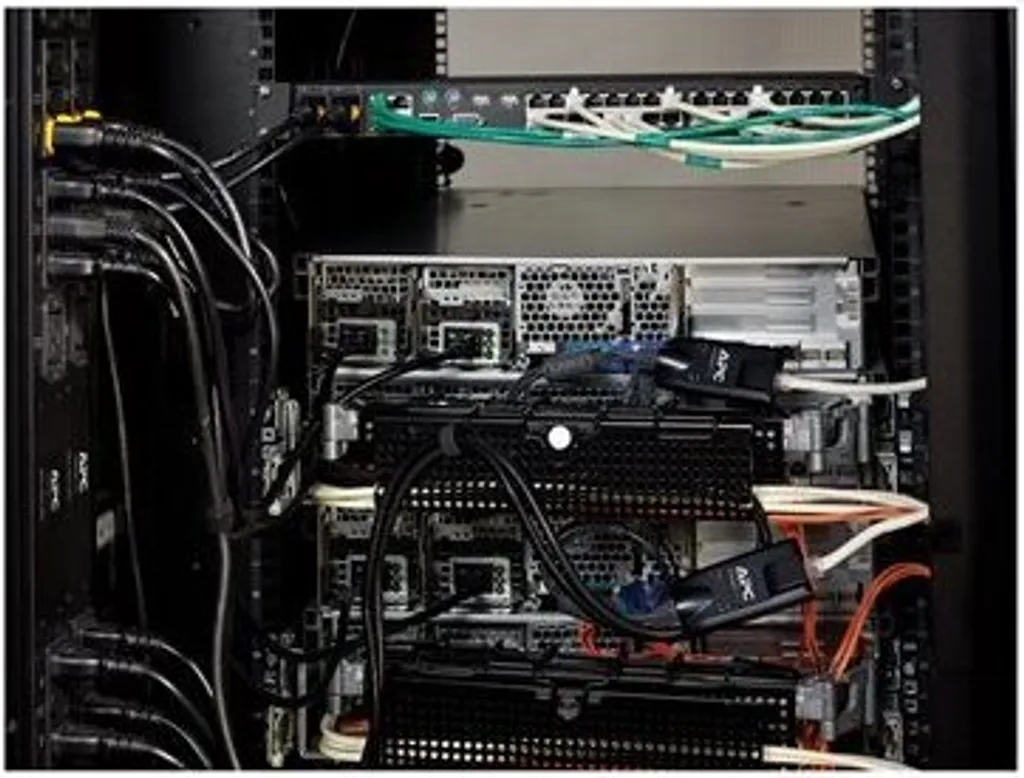 Module Serveur KVM USB APC avec Support Média Virtuel pour Baie