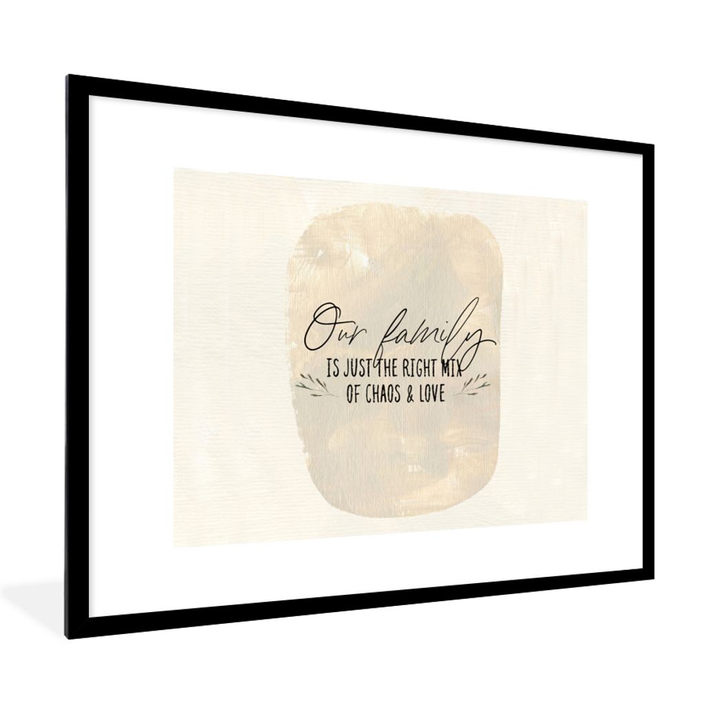 MuchoWow Gerahmtes Poster Zitate - Sprichwörter - Unsere Familie ist genau die richtige Mischung aus Chaos und Liebe 80x60 cm - Poster mit Schwa...