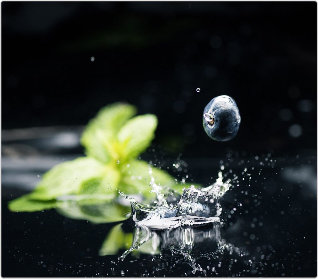 Spritzschutz Herdabdeckplatte Schneidebrett aus Glas Reife Blaubeere auf Wasser 1-Teilig (60x52cm)