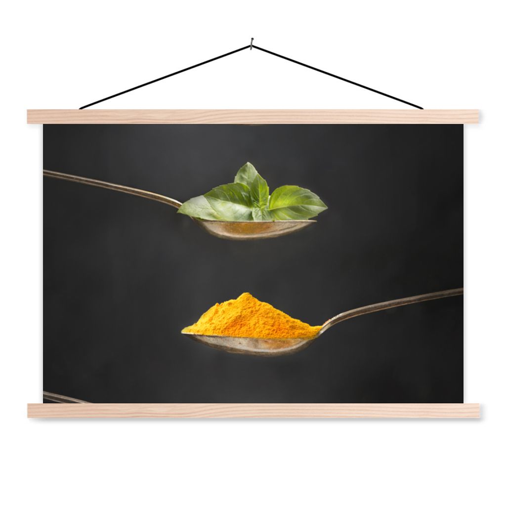 MuchoWow Textilposter Kräuter - Löffel - Gewürze - Schwarz - Italienisch 120x80 cm mit holzfarbenen Rahmen - Aufhängeset