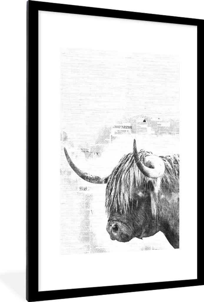 MuchoWow Gerahmtes Poster Schottische Highlander auf einer Zeitung Hintergrund - schwarz und weiß 60x90 cm - Poster mit Schwarzem Bilderrahmen W...