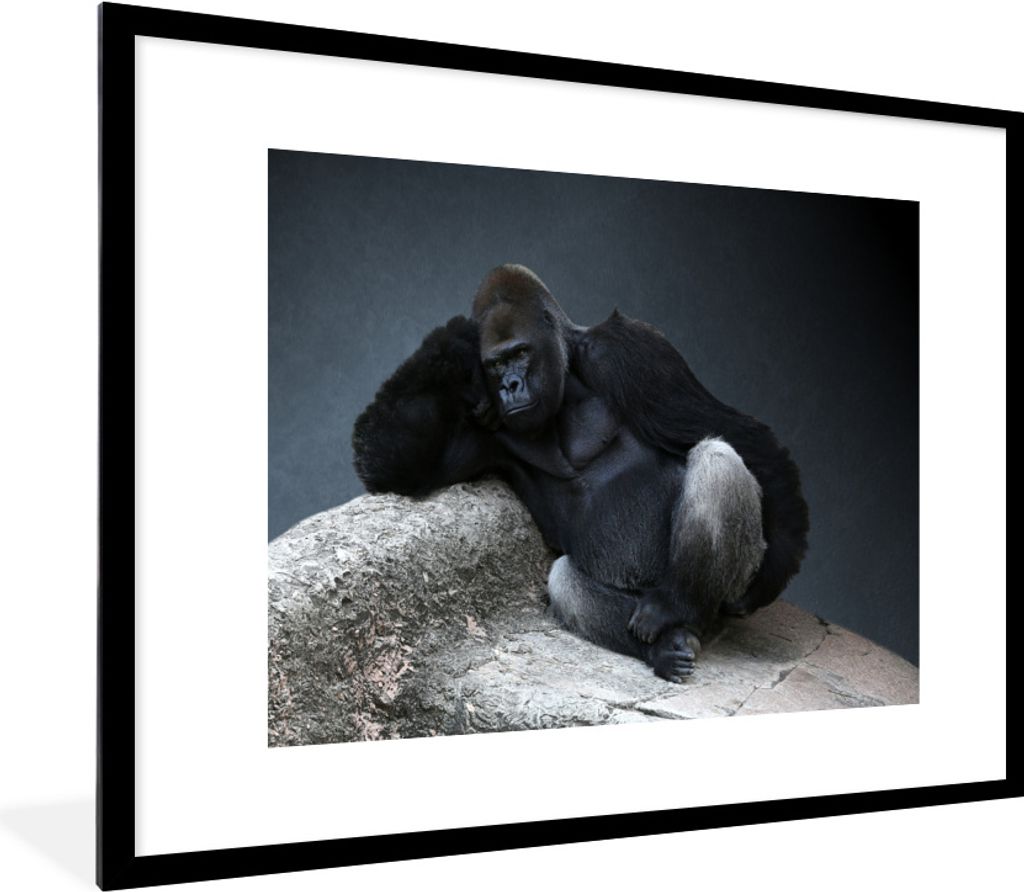 MuchoWow Gerahmtes Poster Gorilla entspannt auf einem Felsen 80x60 cm - Poster mit Schwarzem Bilderrahmen Wandposter Rahmen Foto Bilder - Schlafz...
