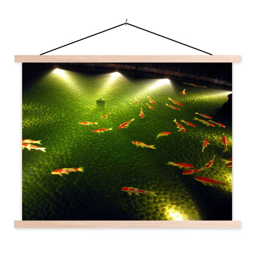 MuchoWow Textilposter Eine große Gruppe von Koi-Karpfen schwimmt nachts in einem Gartenteich 40x30 cm mit holzfarbenen Rahmen - Bilder