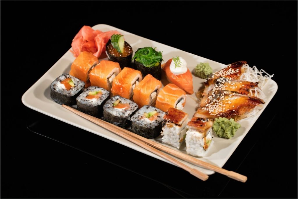 Wallario Poster - Sushi-Menü mit Inside-Out Sushi, Nigiri und Wasabi, Kunstdruck Größe: 100 x 150 cm