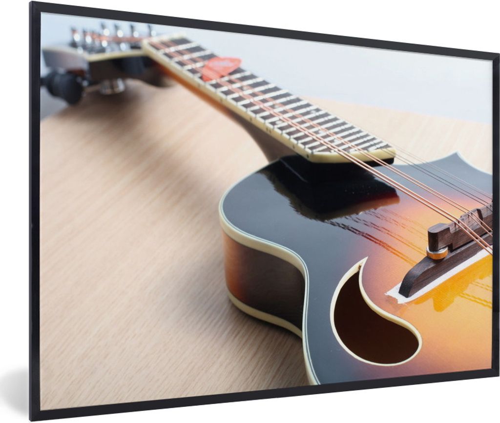 MuchoWow Gerahmtes Poster Eine E-Gitarre auf einem Holzboden 60x40 cm - Poster mit Schwarzem Bilderrahmen Wandposter Rahmen Foto Bilder - Printin...