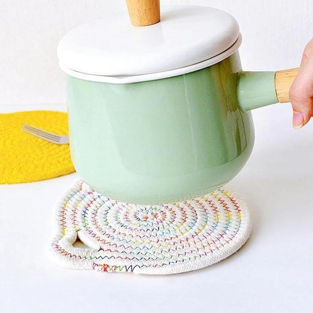 Évitez les taches avec ces 5 sets de table ronds tressés et isolants 18 cm