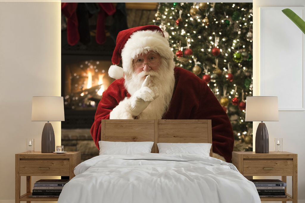 MuchoWow Fototapete für Wohnzimmer oder Schlafzimmer Wandtapete Vinyl Motivtapete Der Weihnachtsmann mit einem bunten Weihnachtsbaum im Hintergr...