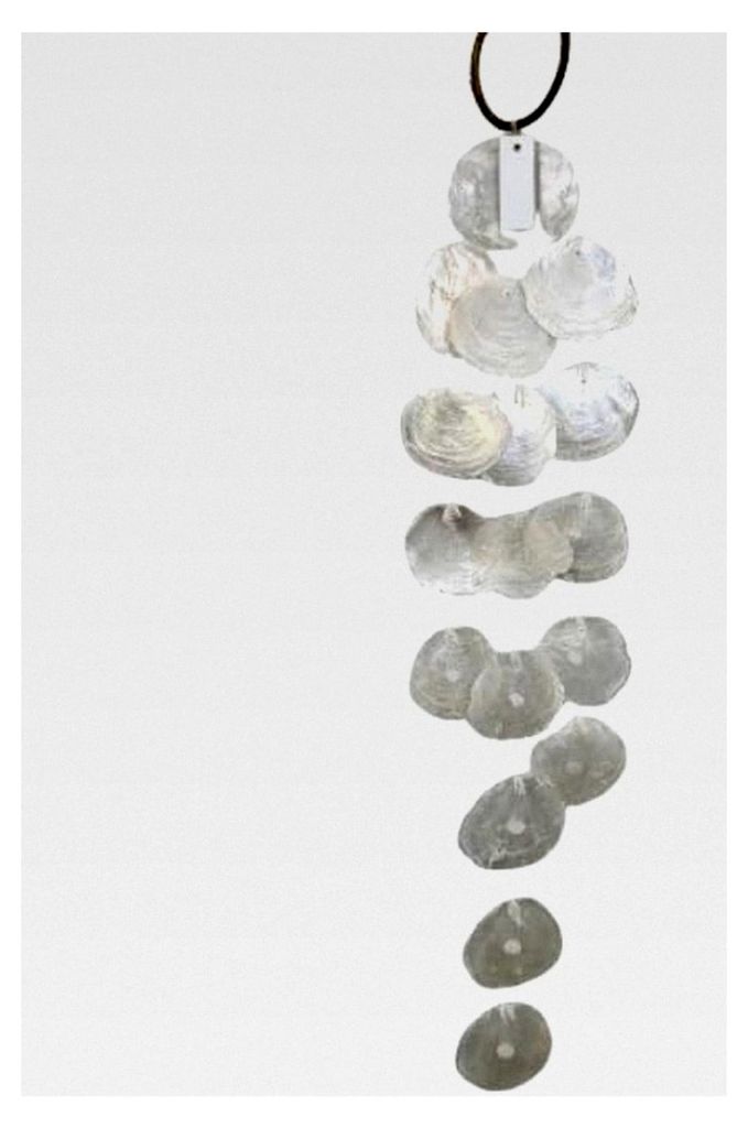 Großes Capiz Windspiel mit Perlmuttscheiben, 100 cm lang, Klangspiel Girlande, Deko Hänger in Weiß und Creme, Feng Shui Muschelhänger, Mobile f...
