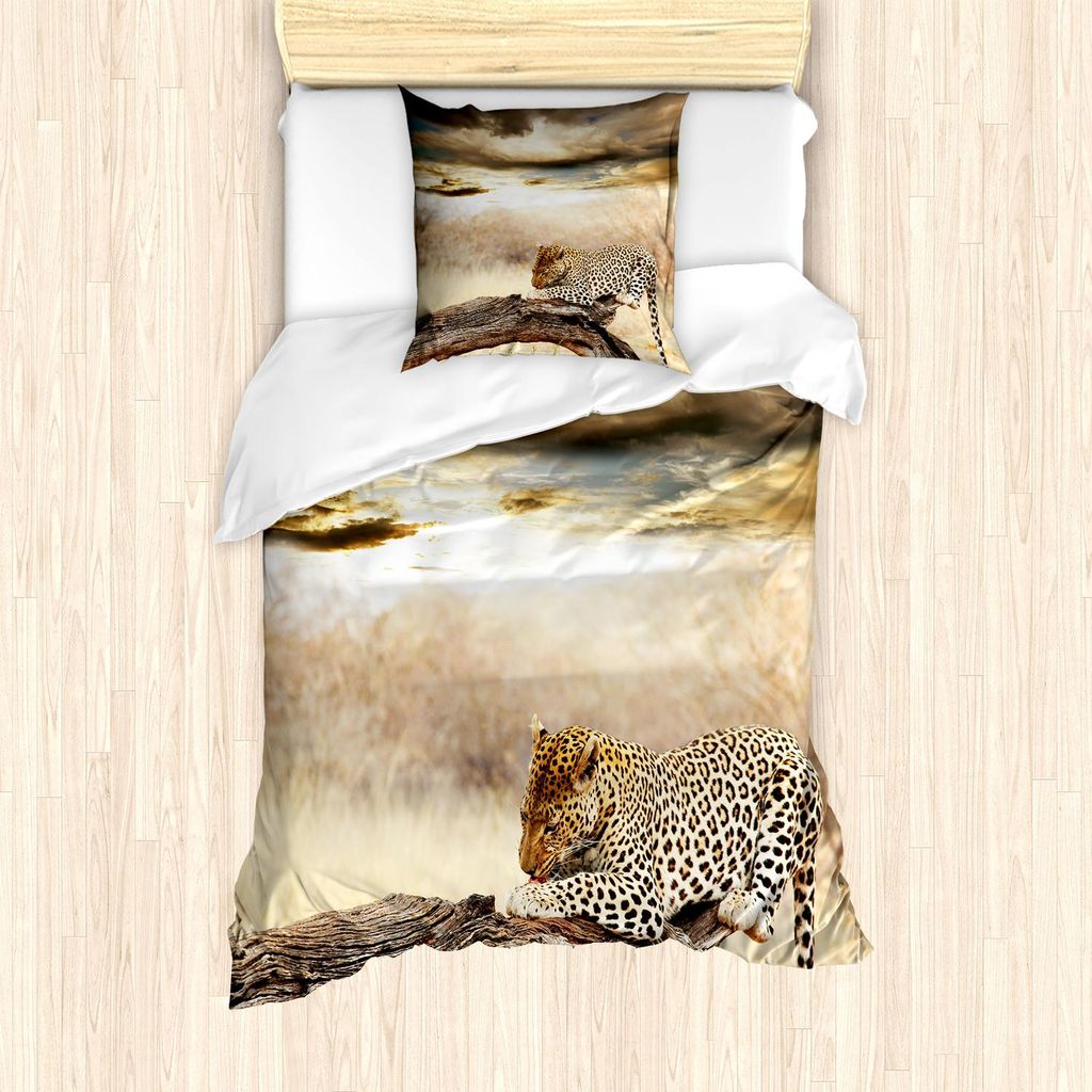 ABAKUHAUS Safari Bettbezug Set, Leopard, der drastischen bewölkten Himmel Afrika Safari Wild Cats Nature Bild, 135 x 200 cm + 80 x 80 cm, Beige un...