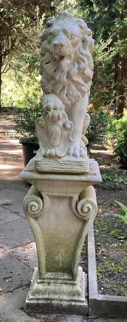 Casa Padrino Barock Garten Deko Skulptur Löwe mit Säule Weiß 42 x 45 x H. 152 cm - Prunkvolle Stein Figur mit Säule - Barock Garten & Terrassen...