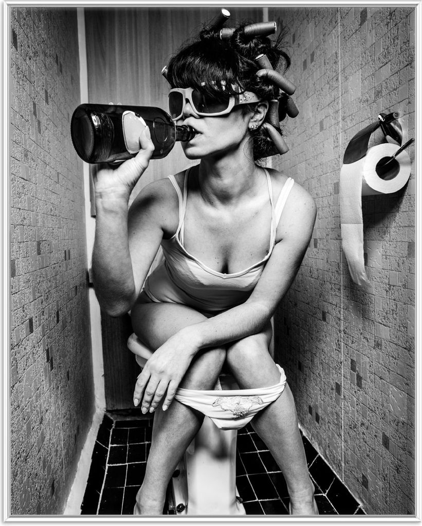 Wallario Wandbild Kloparty - Sexy Frau auf Toilette mit Weinflasche, Größe: 40,30 x 50,30 cm, Poster mit weißem Aluminiumrahmen