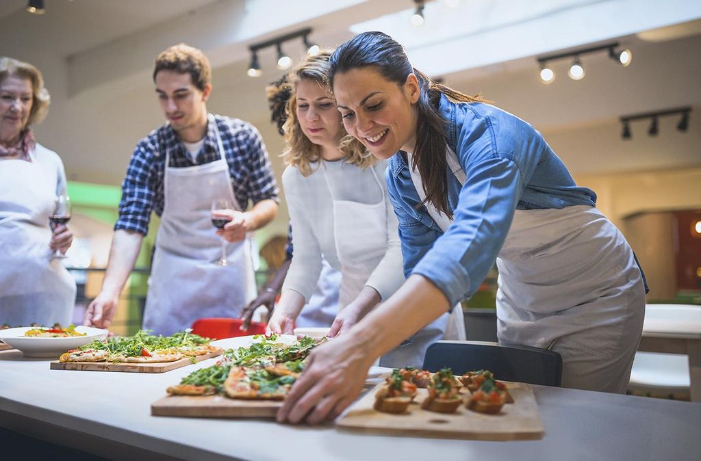Jochen Schweizer Erlebnis-Mix 'Kochkurse & Tastings'; Erlebnis verschenken oder selbst erleben; Dieser Gutschein ist gültig für 1 Person.
