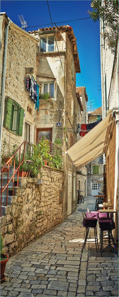 Wallario Poster - Romantische Gasse in Kroatien mitten in der Stadt, Kunstdruck Größe: 50 x 125 cm