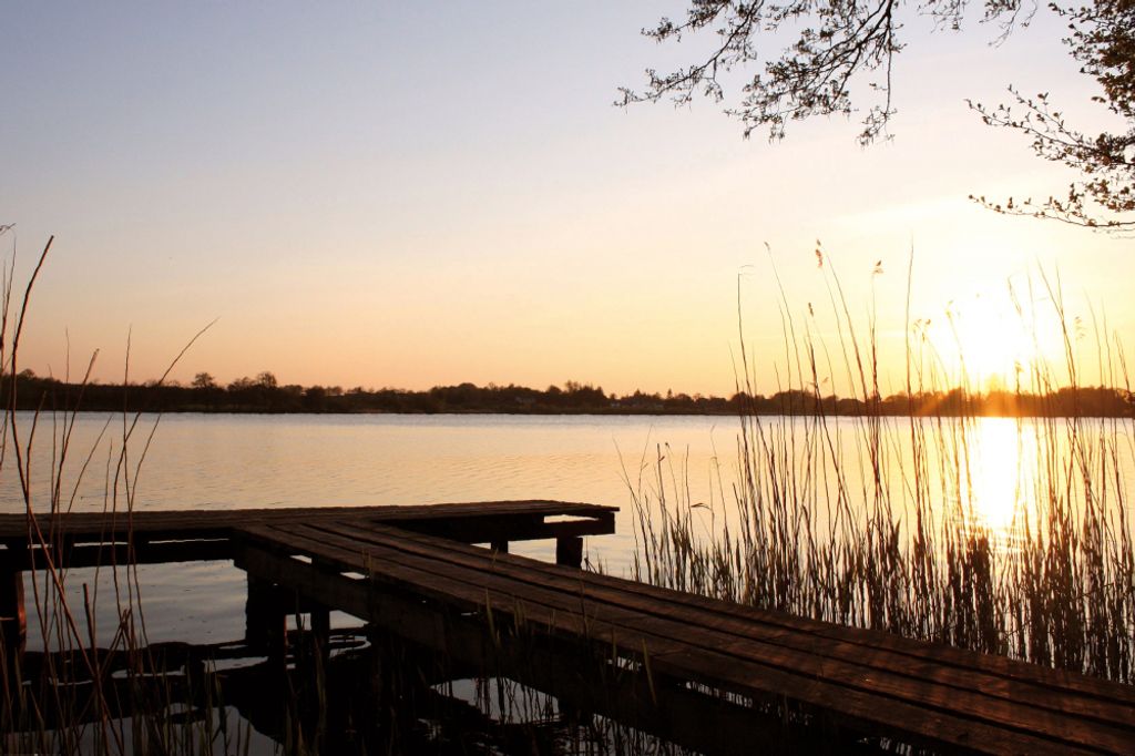 Laufbrücken Kunstdruck Bild - Bootssteg Am See Bei Sonnenaufang (120 x 180 cm)