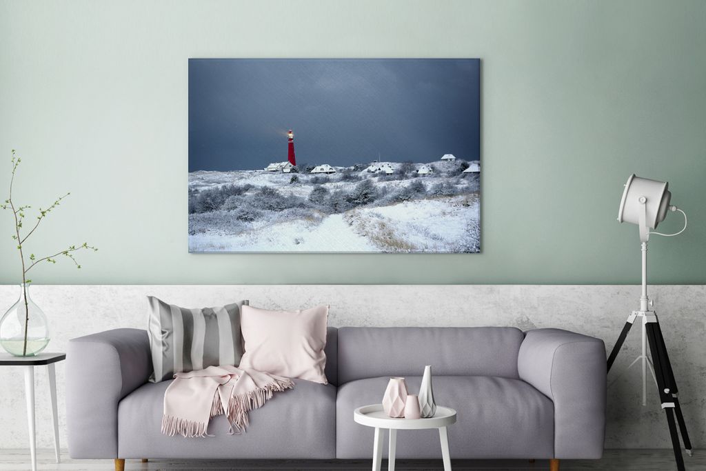OneMillionCanvasses - Leinwandbilder - 140x90 cm, Ein Leuchtturm in der verschneiten Landschaft von Schiermonnikoog, Wandbilder Kunstdruck Wandde...