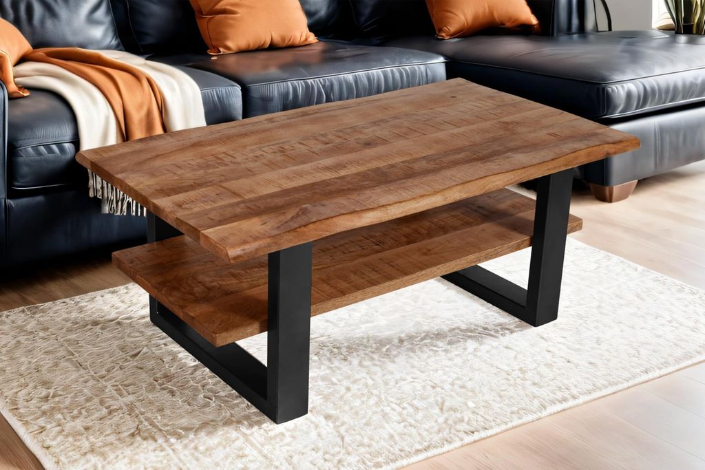 Couchtisch 115x65 cm Patrick, Sofatisch/Beistelltisch mit Ablage, Mangoholz massiv, honigfarben lackiert, U-Metallgestell schwarz, echte Baumkante